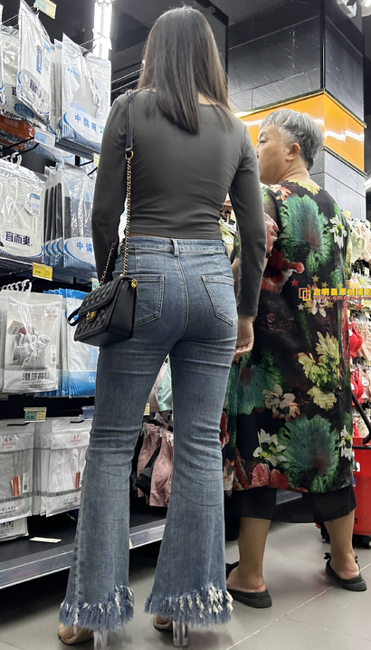 偶遇身段迷人的紧身牛仔裤美腿靓女_街拍小站[AWMX]