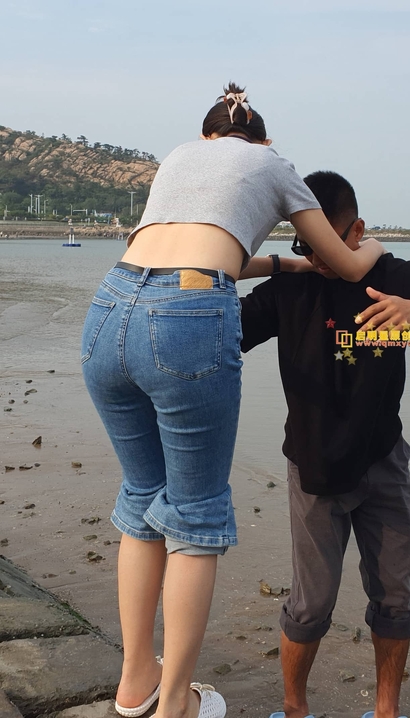 偶遇身材极好的紧身牛仔裤紧臀辣妹_魔镜街拍[9N2L]