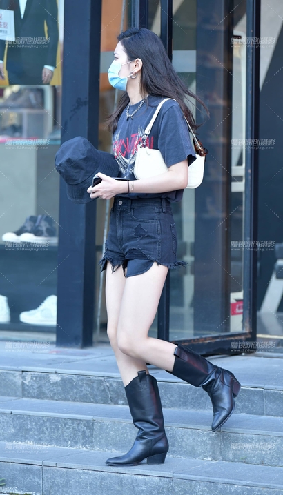 街拍身材近乎完美的热裤长腿辣妹_街拍小站[965A]