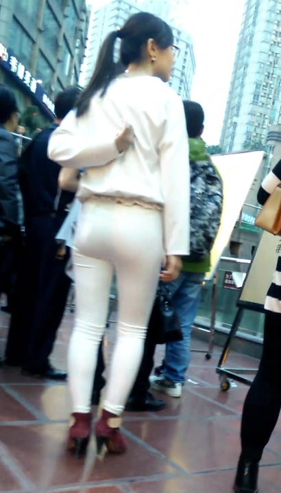 【视频】抓拍身材无懈可击的时髦个性服饰美臀女生[FB-40EU]