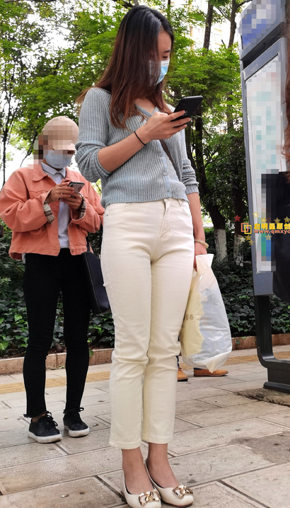 偶遇语笑嫣然的优雅衣着翘臀靓女_街拍论坛[56PI]