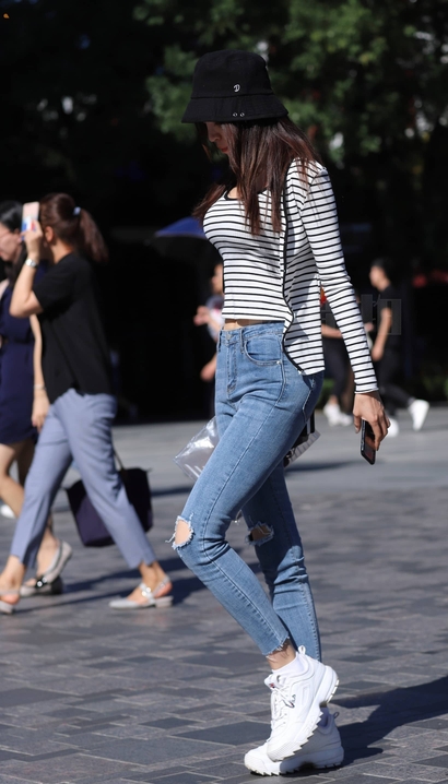 偶遇貌若天仙的紧身牛仔裤紧臀女生_街拍小站[X7R2]