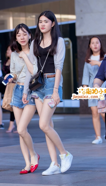一位一代佳人的热裤宽臀美女_街拍大师[Q476]