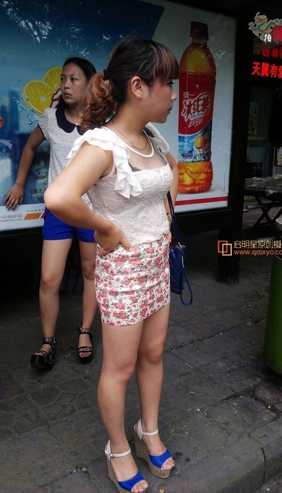 抓拍慧质兰心的小短裙丰臀女生_魔镜街拍[812V]
