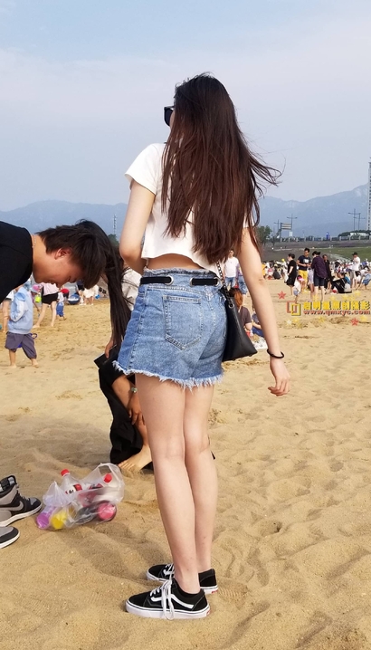 一个袅袅婷婷的热裤长腿美眉_街拍小站[I0AL]