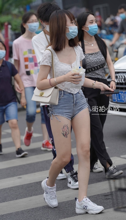 偶遇青春活力的热裤美腿女生_街拍网站[6XTZ]