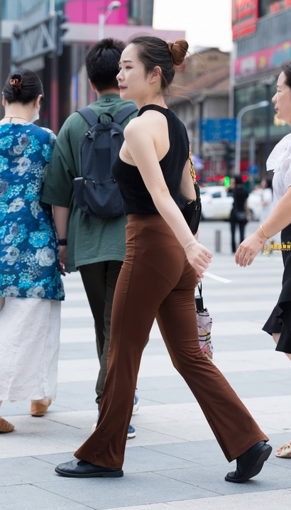 抓拍顾盼流转的紧身裤宽臀美眉_街拍小站[5526]