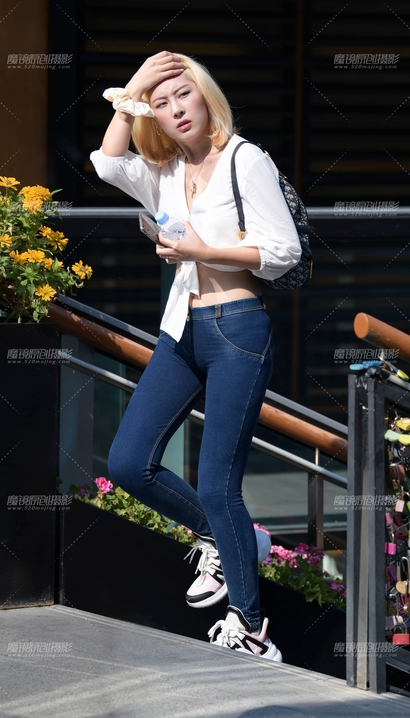 街拍天生丽质的紧身裤美腿美眉_启明星街拍[1QF2]
