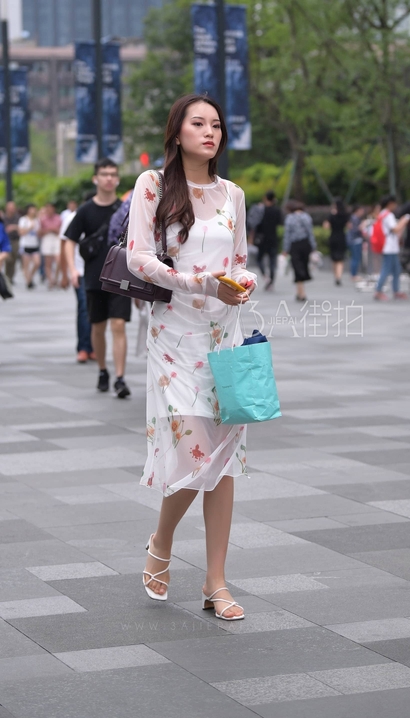 偶遇天生丽质的裙子宽臀美眉_街拍大师[72J3]