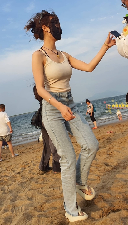 一位惊鸿绝艳的牛仔裤圆臀女生_3A街拍[649G]
