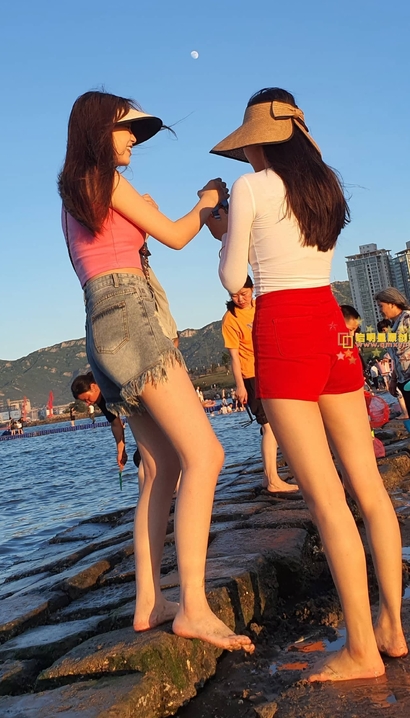 一个青春靓丽的热裤紧臀女生_街拍网站[BM9F]