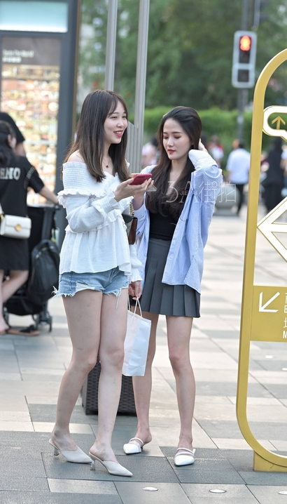 抓拍柳娇花媚的热裤美臀女生_街拍论坛[37H4]