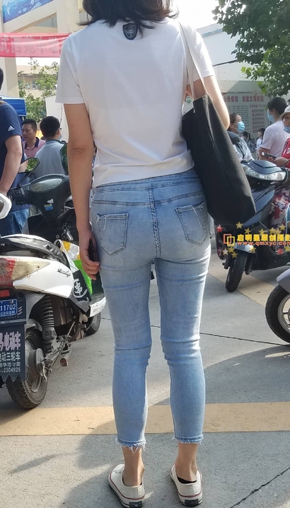 街拍仪态万端的紧身牛仔裤翘臀女神_街拍大师[FC33]