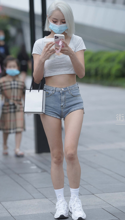 抓拍姹紫嫣红的热裤宽臀辣妹_街拍论坛[O614]