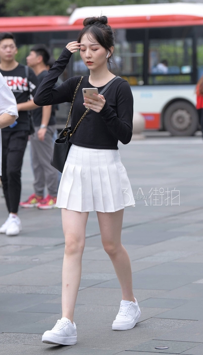 偶遇惊鸿绝艳的包臀裙宽臀女孩_街拍第一站[886H]
