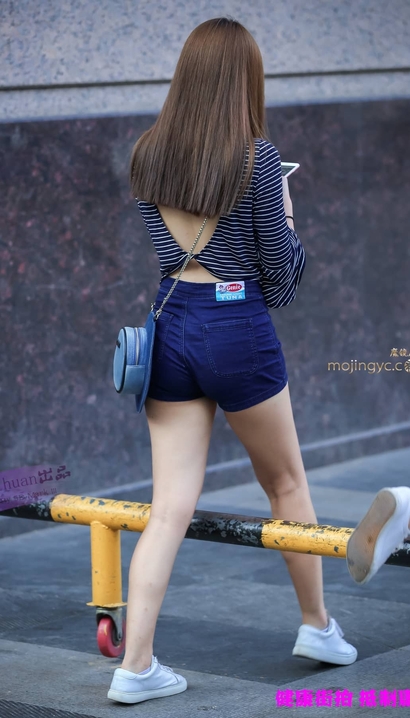 街拍双瞳剪水的热裤圆臀美眉_街拍小站[E269]