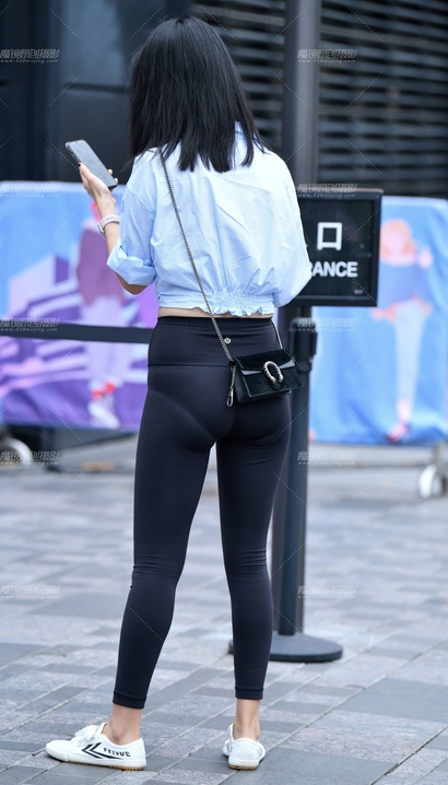街拍袅袅娉娉的紧身裤大长腿女孩_街拍论坛[101P]