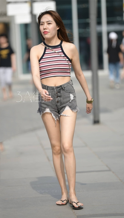 抓拍举步轻摇的热裤长腿女生_街拍网站[0ZDH]