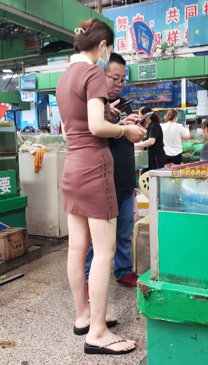 一位身材完美的裙子圆臀女孩_3A街拍[1C6J]