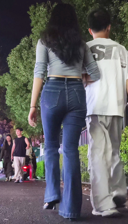 【视频】抓拍出尘脱俗的新潮紧身牛仔裤美臀女孩[PF-2WL0]