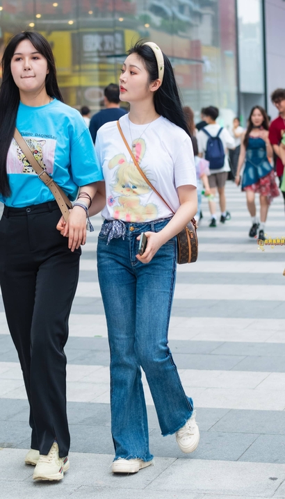 偶遇明艳不可方物的牛仔裤美臀美女_街拍第一站[2936]