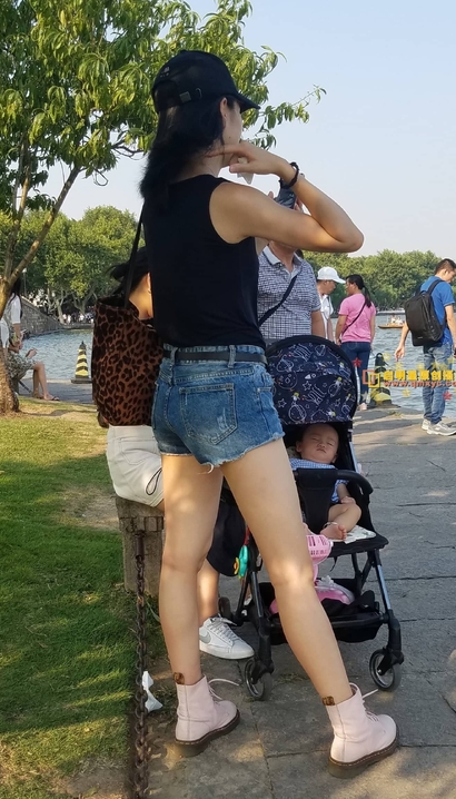 抓拍婀娜多姿的热裤翘臀美眉_启明星街拍[QNL7]