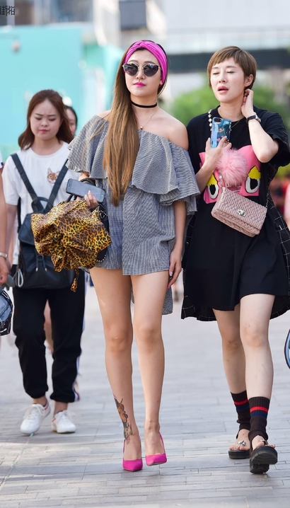 抓拍圆润紧绷的优雅服饰长腿美眉_街拍大师[B86S]