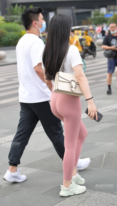 一个冠压群芳的紧身裤圆臀女生_街拍论坛[X9G0]