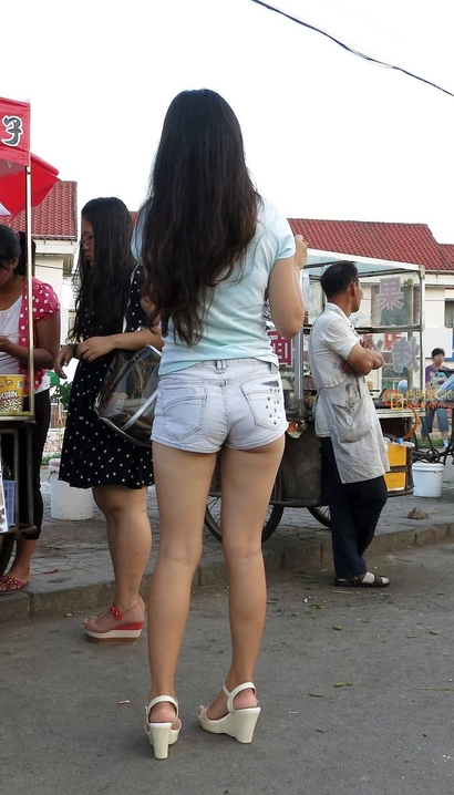 抓拍巧笑倩兮的热裤美臀女孩_启明星街拍[EDBO]