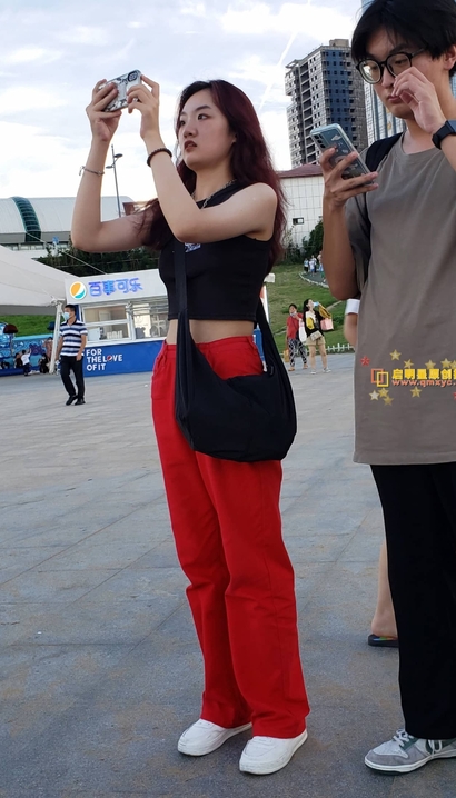 一个花容月貌的清雅衣着美腿女孩_3A街拍[592K]