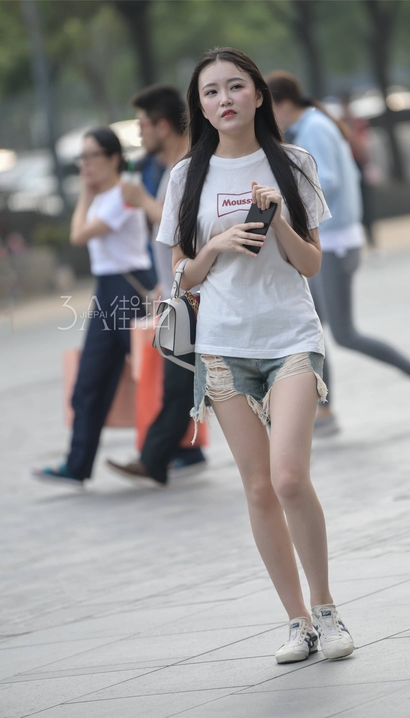 抓拍肤如凝脂的热裤长腿辣妹_街拍网站[0145]