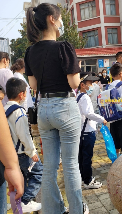 抓拍剪水双瞳的牛仔裤丰臀女生_3A街拍[6V57]