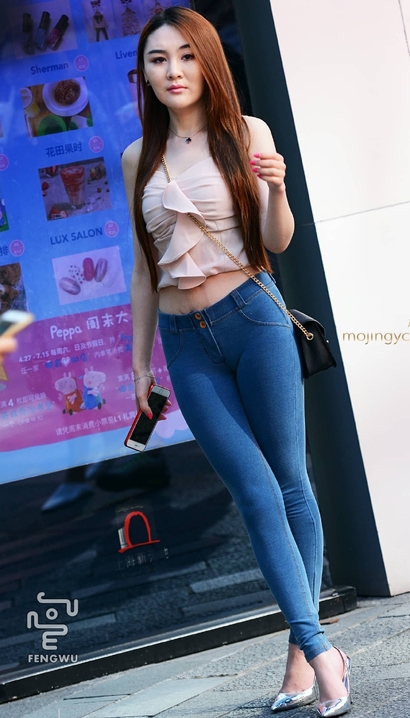 一位身姿优雅的紧身裤美腿辣妹_启明星街拍[3ZTU]