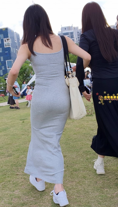 街拍俏丽多姿的小短裙长腿女生_魔镜街拍[0L0N]