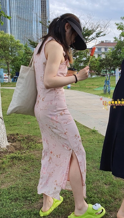 偶遇丰姿妍丽的包臀裙宽臀美眉_启明星街拍[55YW]