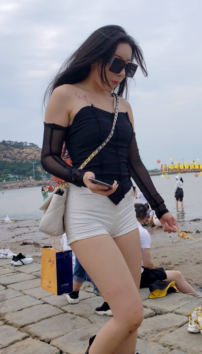 抓拍亭亭玉立的热裤大长腿靓女_魔镜街拍[29CV]