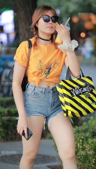 街拍柳娇花媚的热裤美腿靓女_街拍大师[1040]