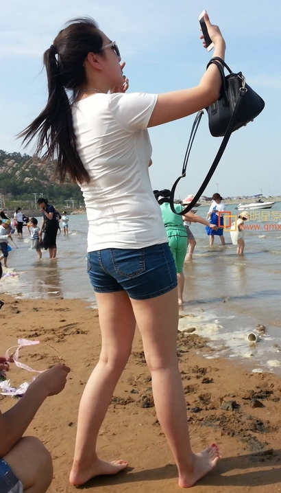 偶遇桃羞杏让的热裤美腿美眉_街拍论坛[WFFX]