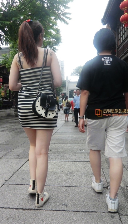 抓拍艳若桃李的包臀裙大长腿女生_街拍第一站[YTJR]