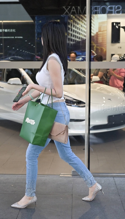 一位窈窕淑女的牛仔裤紧臀女孩_魔镜街拍[8P8H]