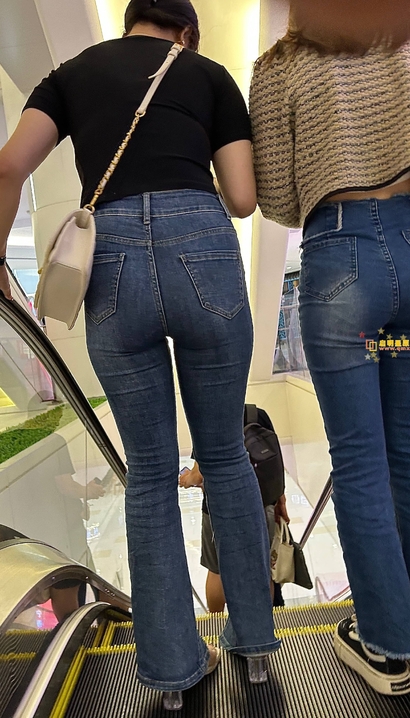 一位袅袅婷婷的牛仔裤丰臀女孩_3A街拍[DKGW]