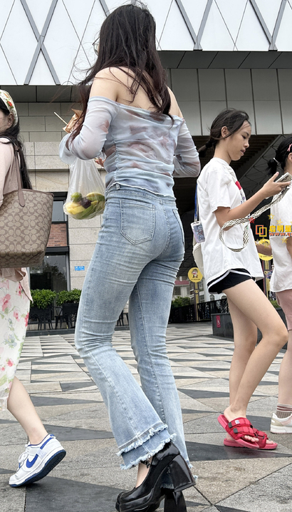 抓拍花枝招展的紧身牛仔裤翘臀御姐_街拍网站[93P5]