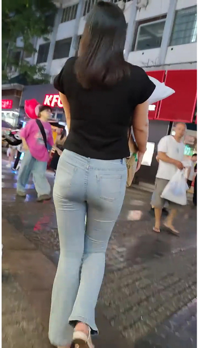 【视频】偶遇娉婷袅娜的极品紧身牛仔裤美腿女神[RH-C0MR]