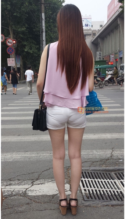 一个美撼凡尘的热裤大长腿小姐姐_街拍论坛[738D]