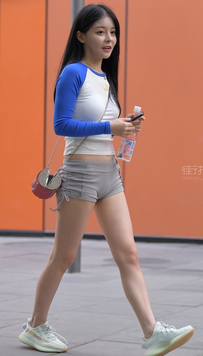 一个国色天资的热裤紧臀靓女_街拍大师[2CKU]