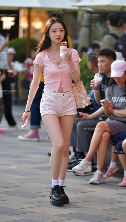 一位身材极好的热裤宽臀美眉_街拍大师[8J2P]