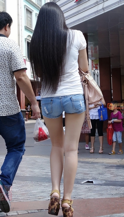 街拍青春靓丽的热裤宽臀小姐姐_街拍小站[4N4U]