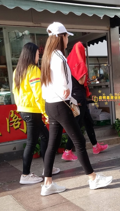 一个温婉可人的紧身裤丰臀辣妹_街拍第一站[R00X]