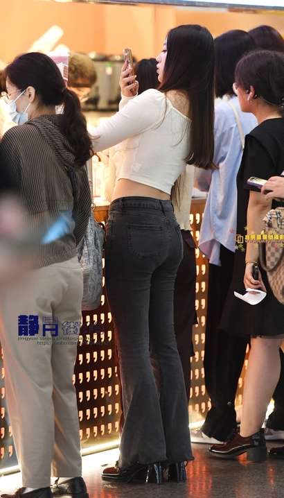 街拍美撼凡尘的牛仔裤宽臀辣妹_街拍大师[X9EC]
