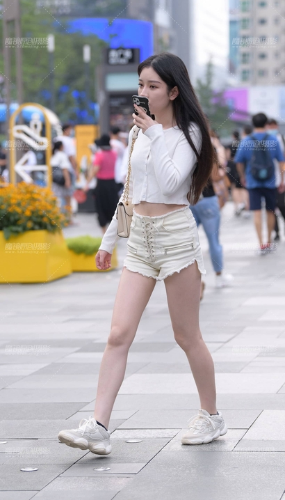 偶遇曲线迷人的热裤长腿女孩_街拍网站[2R45]